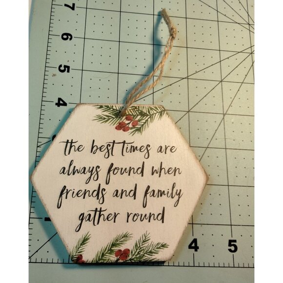 Sincere Surroundings Wood Ornament Pine Holly  Best Times Found Friends Family - Picture 3 of 4